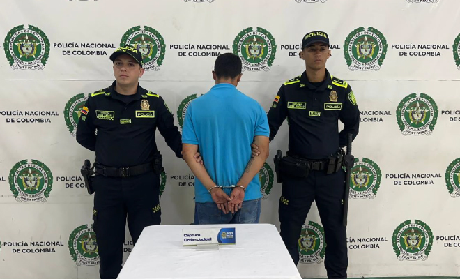 Hombre capturado viste de polo azul claro en medio de dos Policías