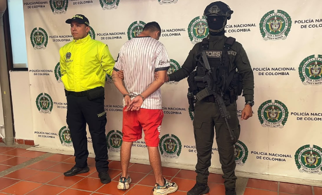 Hombre capturado en medio de dos Policías