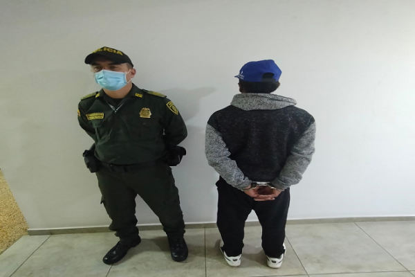 persona capturada-policías custodiando