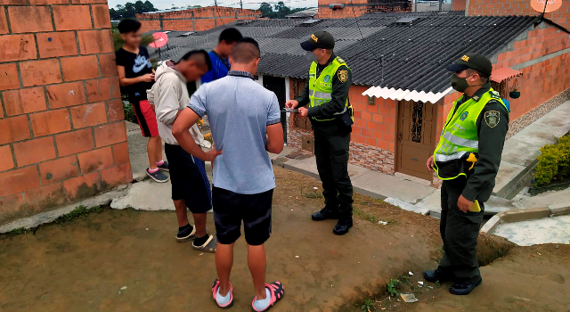 Uniformados y civiles 