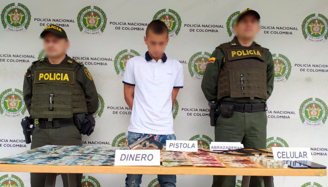 Persona capturada-policias custodiando