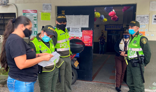 Policías realizando presencia en puesto de votación 