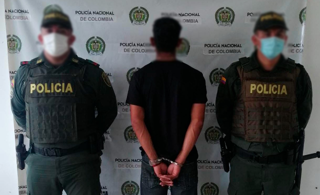 Persona capturada-policías custodiando 