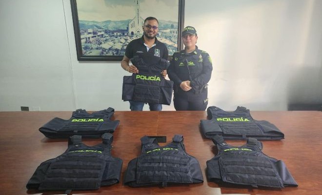 Un policía, un funcionario de la alcaldía de guática y chalecos balísticos