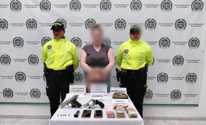 Dos policías, una persona capturada y elementos ilícitos incautados