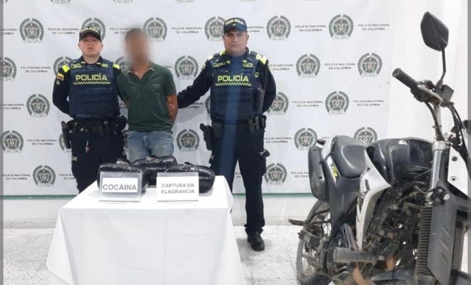 Dos polic&iacute;as, un capturado y una motocicleta incautada