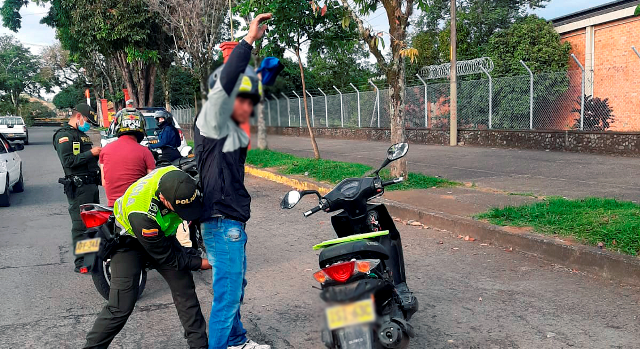 Uniformados haciendo requisas 