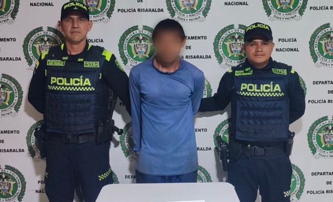 un capturado y dos policías captores