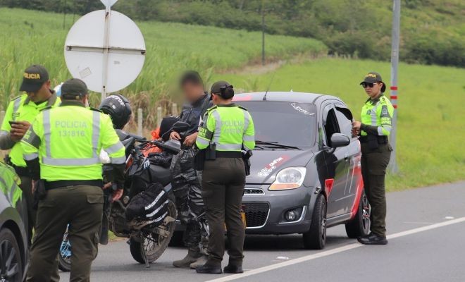 Cuatro policías, un vehículo, una motocicleta, en las vías de Risaralda