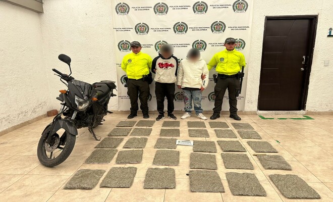 Dos personas capturadas con dos policías en cada lado respectivamente, sustancia estupefaciente incautada y una motocicleta recuperada