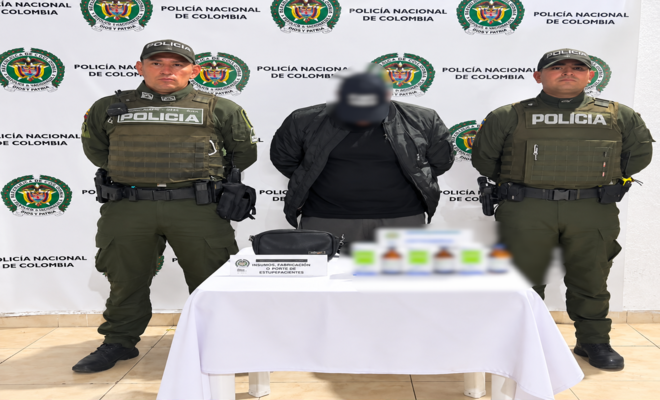 Un ciudadano capturado el cual se encuentra esposado con dos polic&iacute;as en cada lado respectivamente 