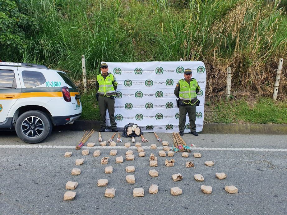 Policías con pólvora incautada en Medellín