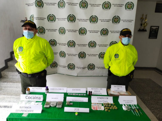 alucinógenos hallados-policías custodiando