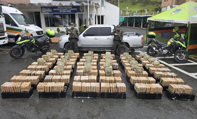 Diderentes paquetes rectangulares incautados con marihuana y un vehículo inmovilizado 