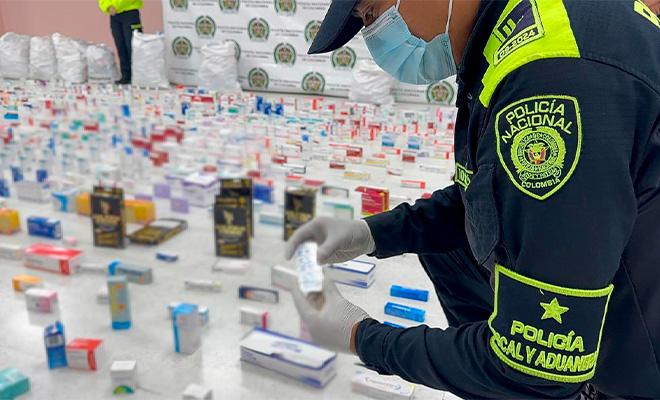Policía revisando medicamentos incautados