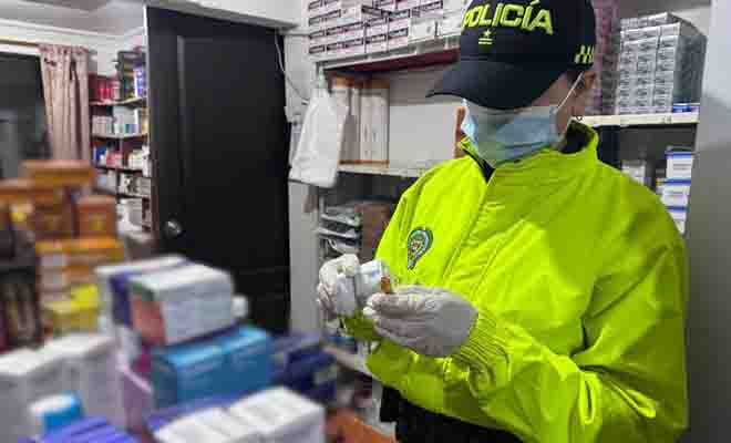 policia revisando medicamentos incautados