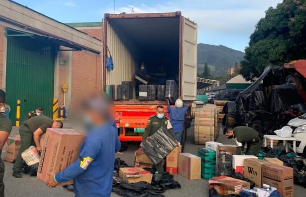 Personas bajando cajas