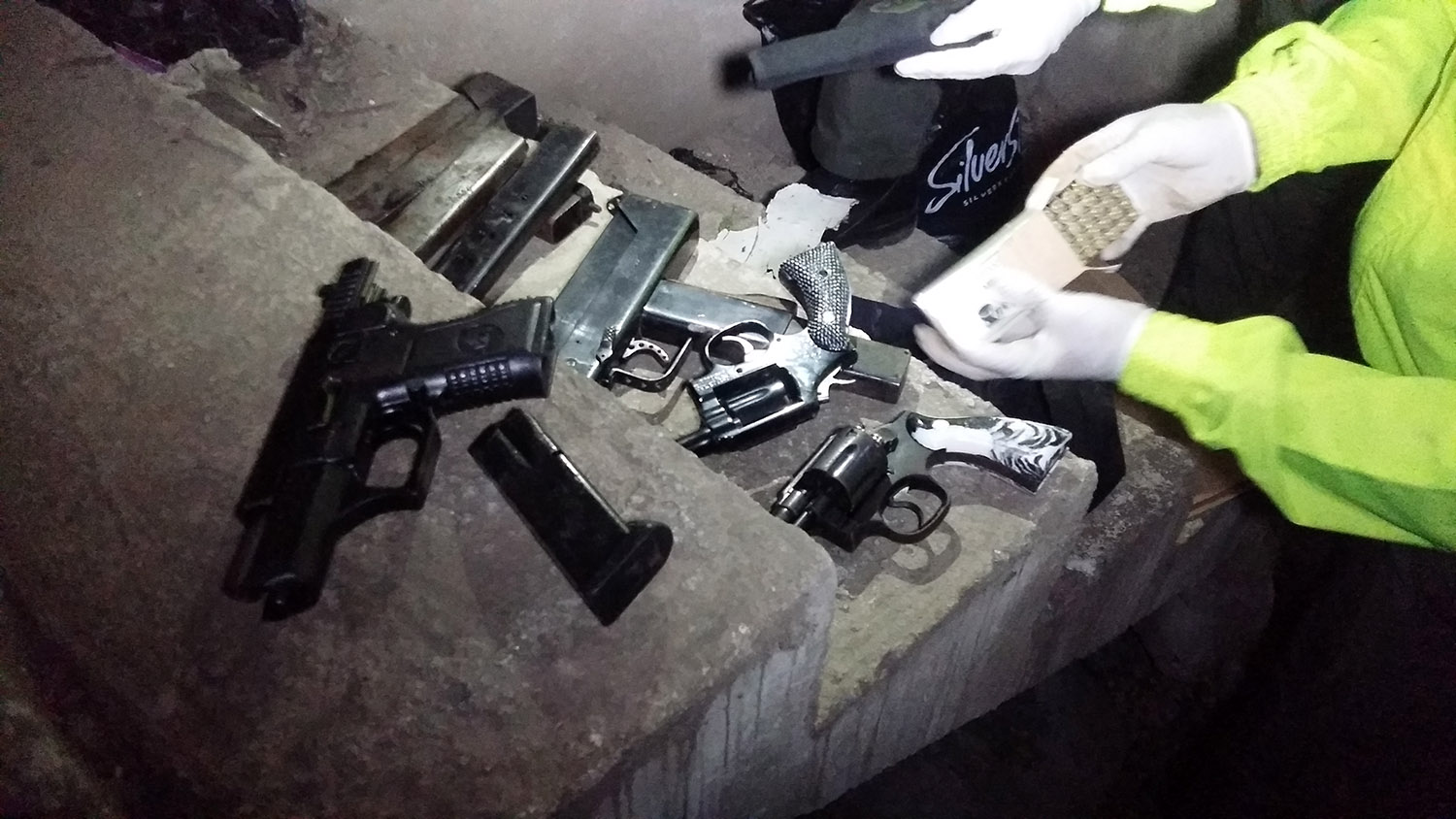 Incautados dos subametralladoras, revólveres, pistolas, munición y 75 kilos de clorhidrato de cocaína.