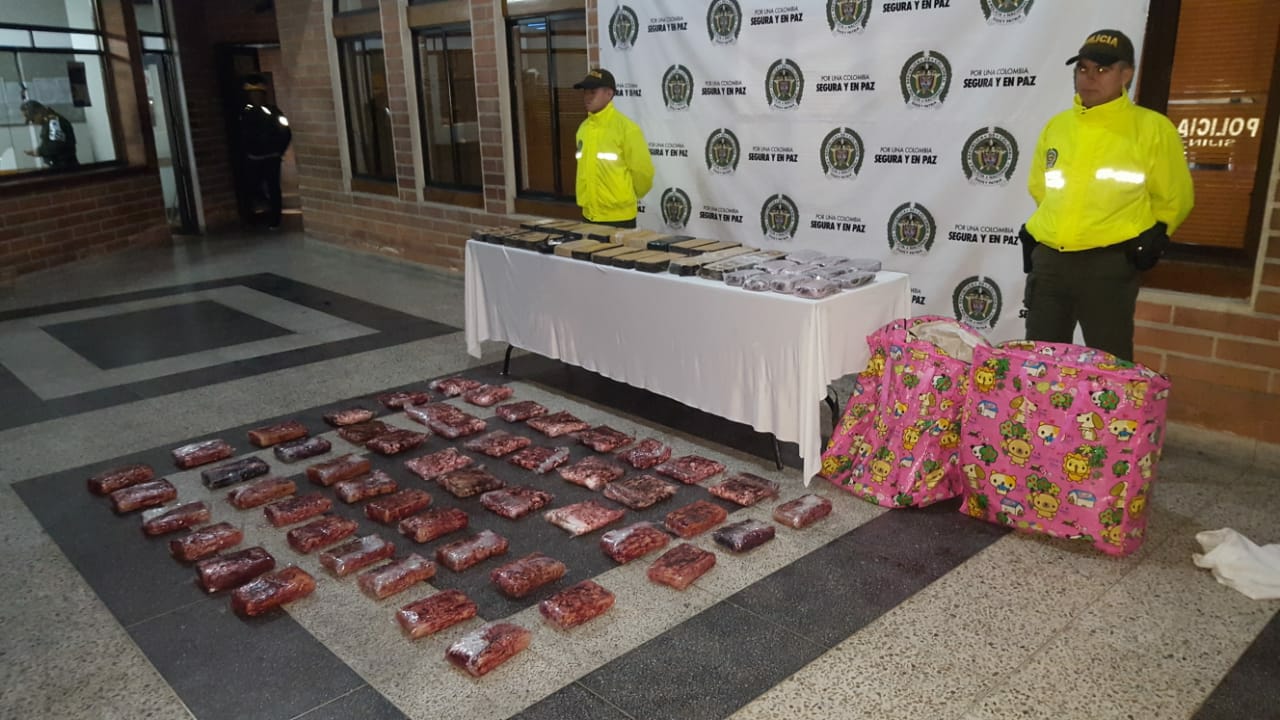 Incautados dos subametralladoras, revólveres, pistolas, munición y 75 kilos de clorhidrato de cocaína.