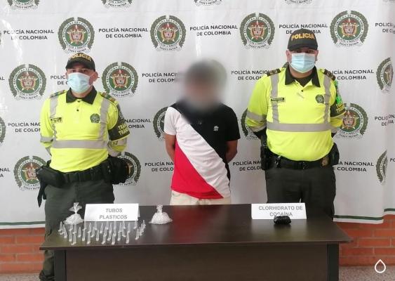 una persona capturada-policías custodiando-alucinógeno incautado