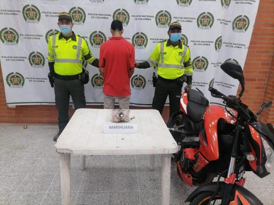 una persona capturada-policías custodiando-alucinógeno incautado