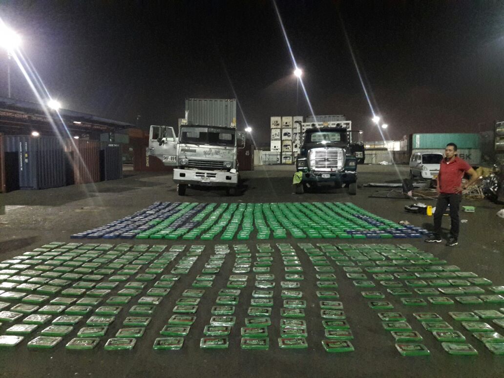 Incautan-700-kilos-de-cocaína-que-estaban-ocultos-en-dos-vehículos-de-carga