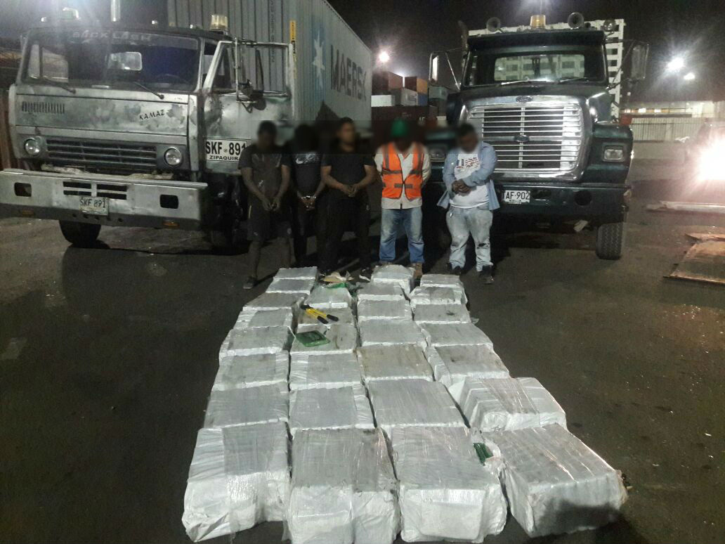 Incautan-700-kilos-de-cocaína-que-estaban-ocultos-en-dos-vehículos-de-carga