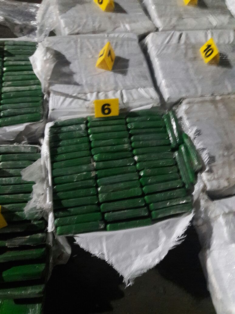 Incautan-700-kilos-de-cocaína-que-estaban-ocultos-en-dos-vehículos-de-carga
