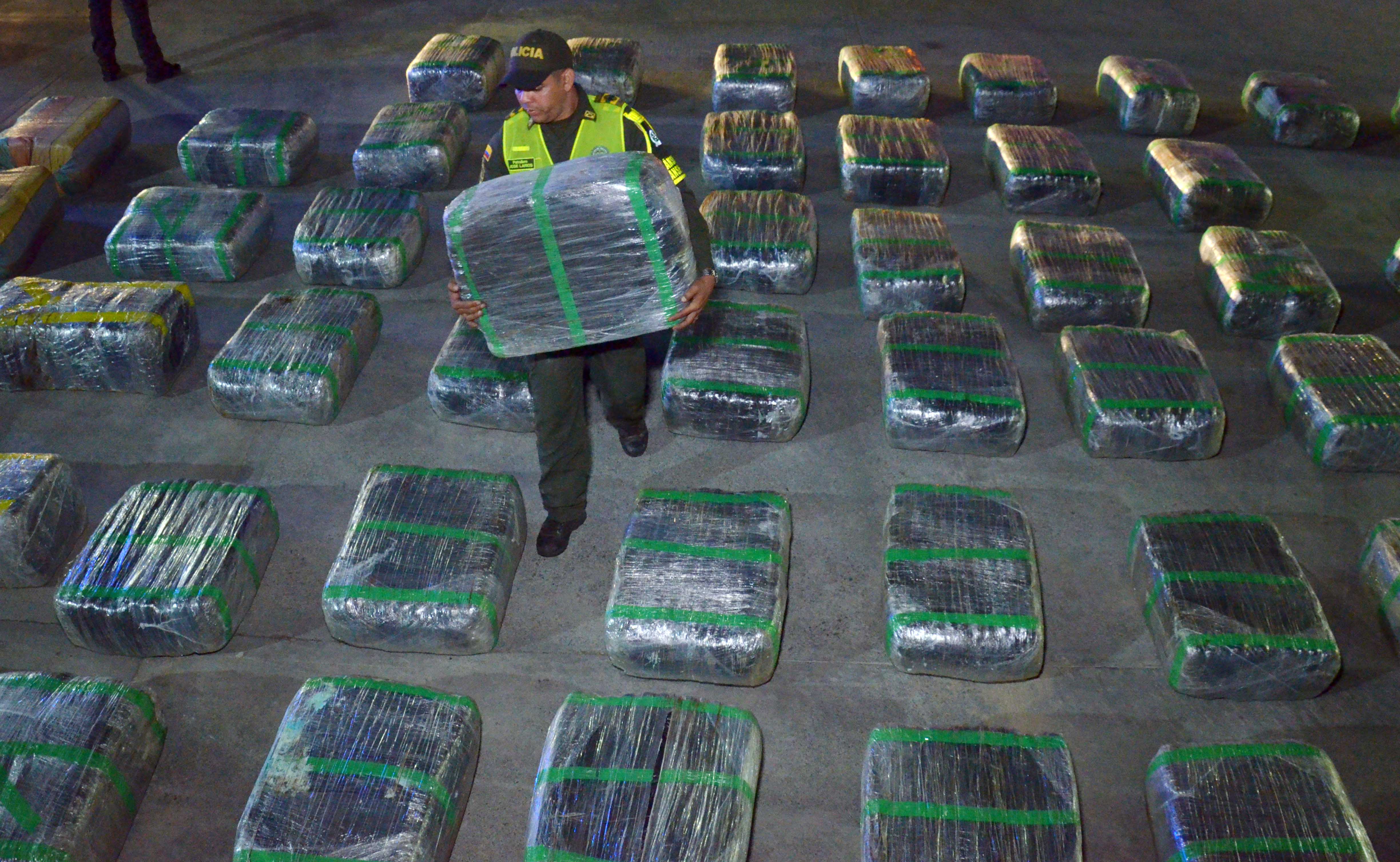 Policías de la seccional de tránsito y transporte descargan droga de camión