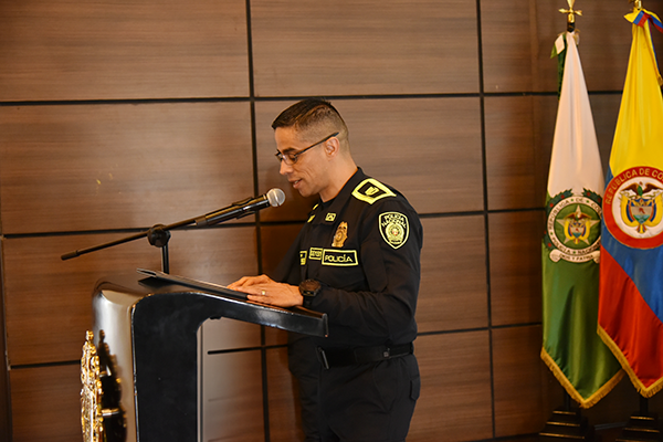Oficial de la Policía Nacional durante intervención en jornada académica.
