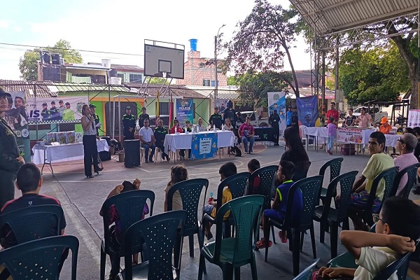 Plano general de la actividad donde participa el Grupo de Protección a la Infancia y Adolescencia y en articulación con el personal de Policía Comunitaria dirigido a la ciudadanía