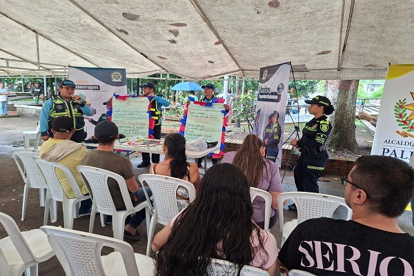 Polic&iacute;a y tres autoridades de transito brindando capacitaci&oacute;n a la ciudadania