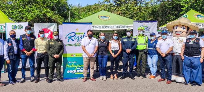 policías y comunidad reunidos