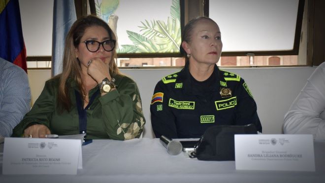 La brigadier general al lado de una funcionaria pública 