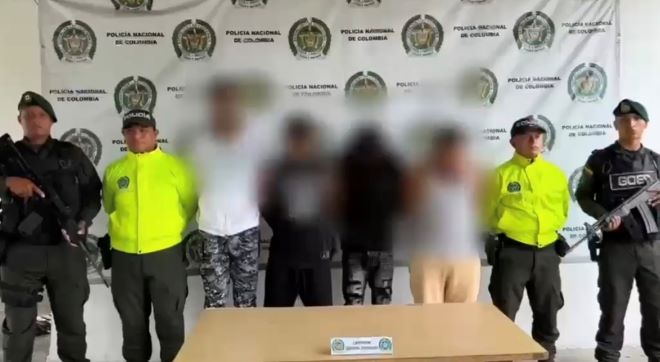 04 policías en medio cuatro hombres capturados 