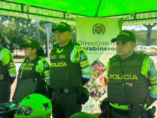 la polic&iacute;a nacional de transito realizando controles en las v&iacute;as del valle
