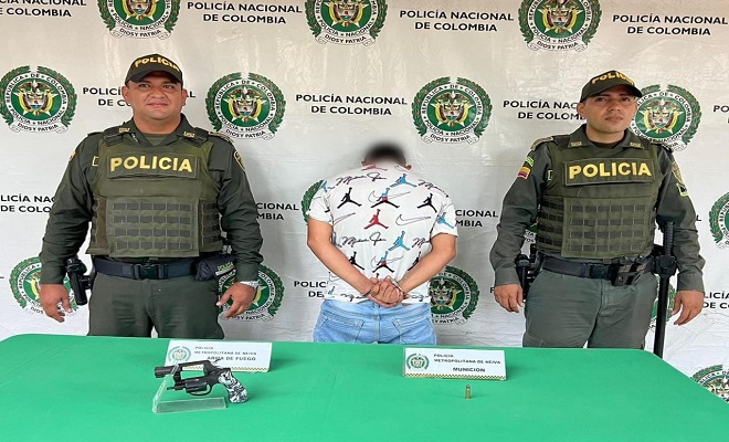 Persona capturada-policías custodiando