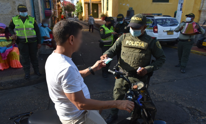 Con solo saludar la Policía quiere recuperar la confianza de los ciudadanos en Cartagena. 