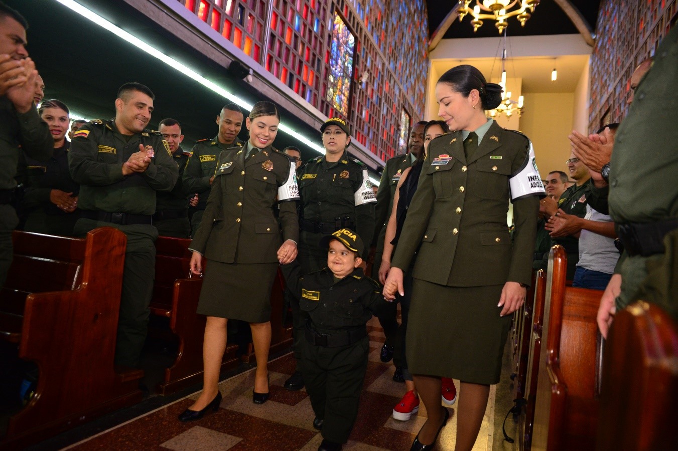 Momento del reconocimiento a Sebastian como Policía Honorifico
