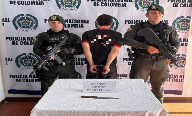 Hombre Capturado con arma cortopunzante en medio de dos policías