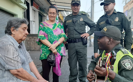 El policía soñador que le canta al amor