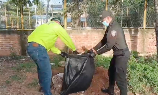 Policías realizando recuperación del cuerpo de un canino