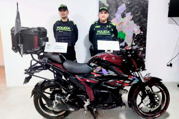Dos Policías, en frente motocicleta recuperada