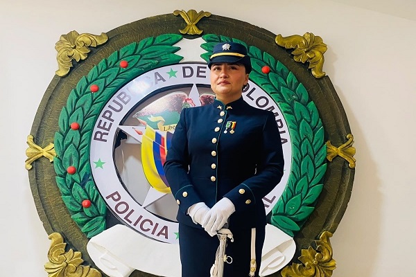 Intendente Laura con uniforme de gala de la Policía