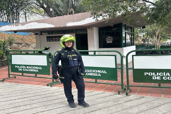 Intendente Laura afuera de instalaciones policiales