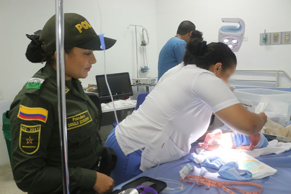 Isabel-Sofia-siendo-atendida-por-los-médicos