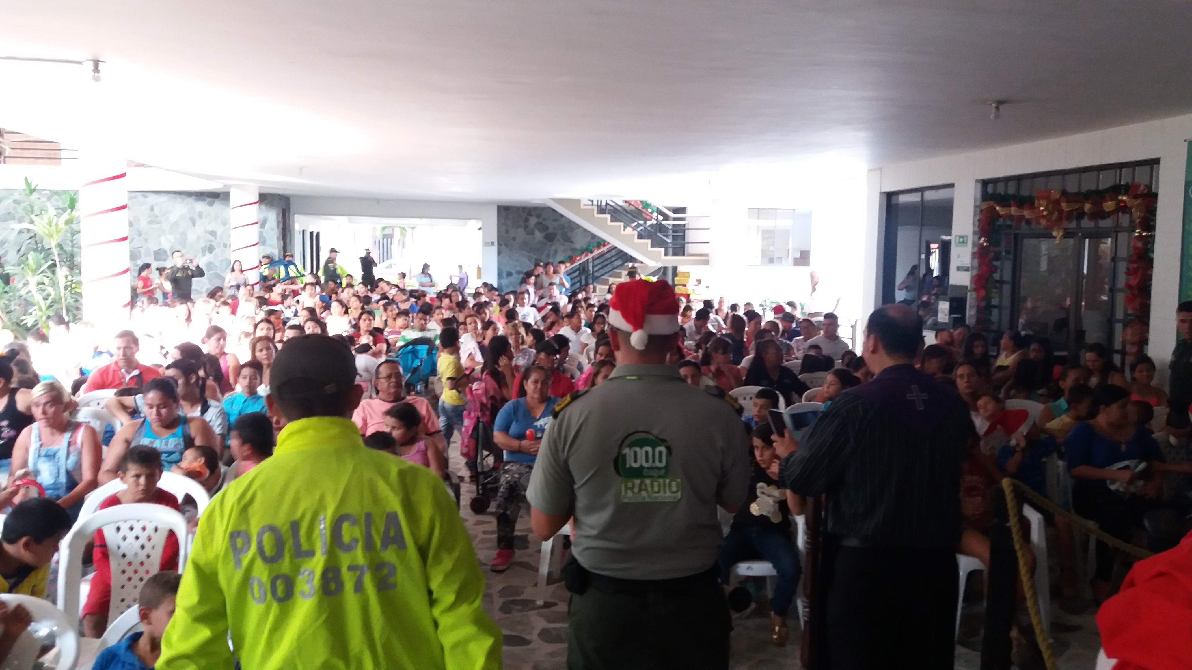 Compartiendo la novena con mas de 400 niños, niñas y adolescentes