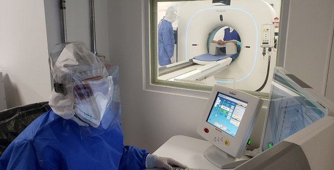 Medico frente a un monitor