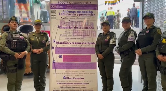 Uniformadas acompañan la celebración del día de la madre