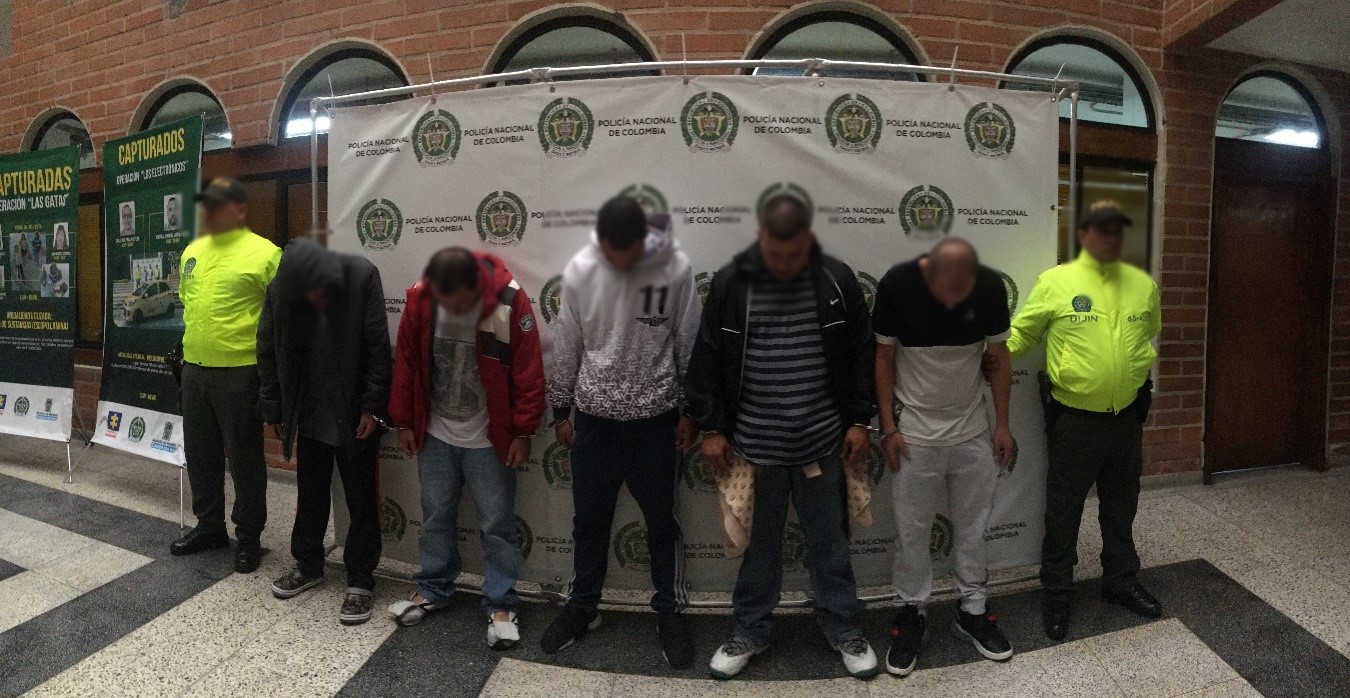 Policías de la Sijin custodian a capturados de grupo delincuencial 'la raya'